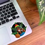 استیکر مرد سیاه پوست در حال مصرف ماریجوانا و نشان دادن فاک