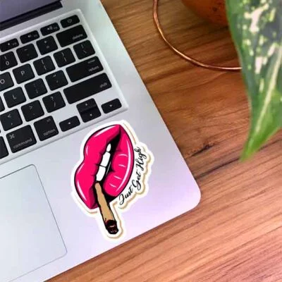 استیکر جوینت روی لب همراه با متن  Just Get High