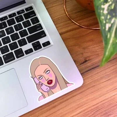 استیکر لپتاپ دختری در حال تلفن حرف زدن طرح صورتی