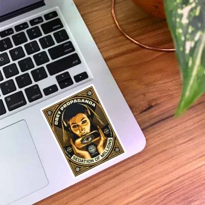 این استیکر یک اثر هنری از شپارد فیری (Shepard Fairey) است