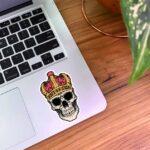 استیکر لپ تاپ اسکلت تاج دار