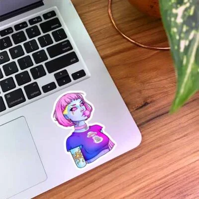این استیکر یک تصویر کارتونی از یک دختر با موی صورتی و لباس بنفش است