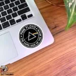 استیکر دایره ای پینک فلوید همراه با لوگو و متن dark side of the moon