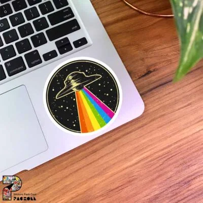 استیکر یک سفینه فضایی (UFO) طرح رنگین کمان