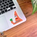استیکر پاتریک که 3 دلار تو دست داره