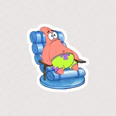 استیکر پاتریک نشسته روی صندلی آبی با چهره ی متعجب