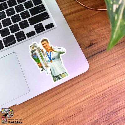 استیکر کریستیانو رونالدو و جام قهرمانی با لباس رئال مادرید