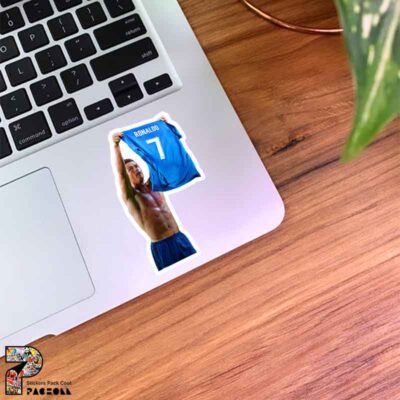 استیکر رونالدو بدون لباس در حال نمایش پیراهن شماره 7 به رنگ آبی