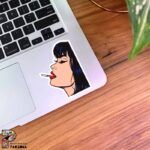 استیکر نقاشی خانومی در حال سیگار کشیدن