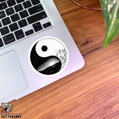 استیکر Yin and yang به رنگ سیاه و سفید با طرح کوه و دریا