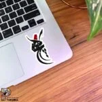 استیکر متن هیچ با کلاه فز