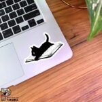 استیکر گربه سیاه روی کتاب