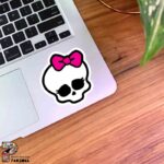 استیکر جمجمه اسکلت همراه با پاپیون صورتی