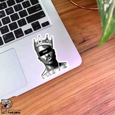 استیکر توپاک همراه با تاج و متن the king