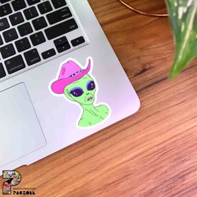 استیکر دختر Alien همراه با میکاپ و کلاه صورتی