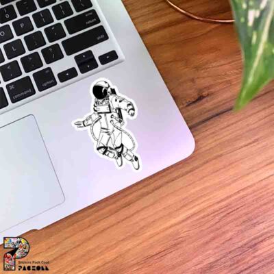 استیکر فضانورد معلق در فضا طرح سیاه و سفید