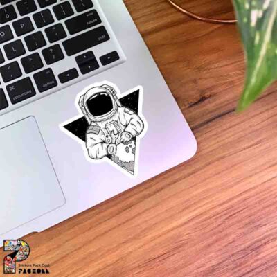 استیکر فضانورد در حال تعمیر زمین